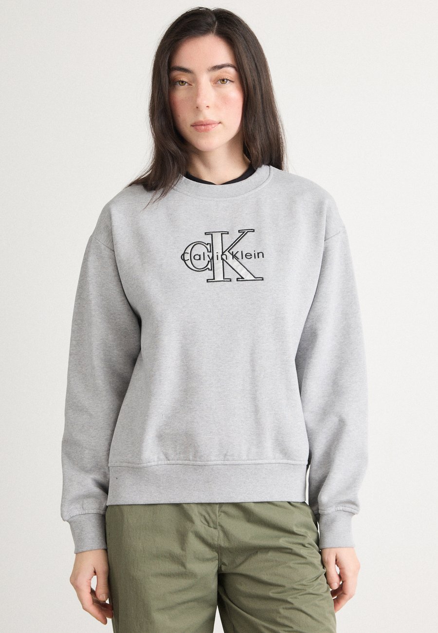 Толстовка Calvin Klein Jeans MONOLOGO FRENCH, Heroic Grey Heather/Mottled Grey
Толстовка Calvin Klein Jeans MONOLOGO FRENCH, Heroic Grey Heather/Mottled Grey