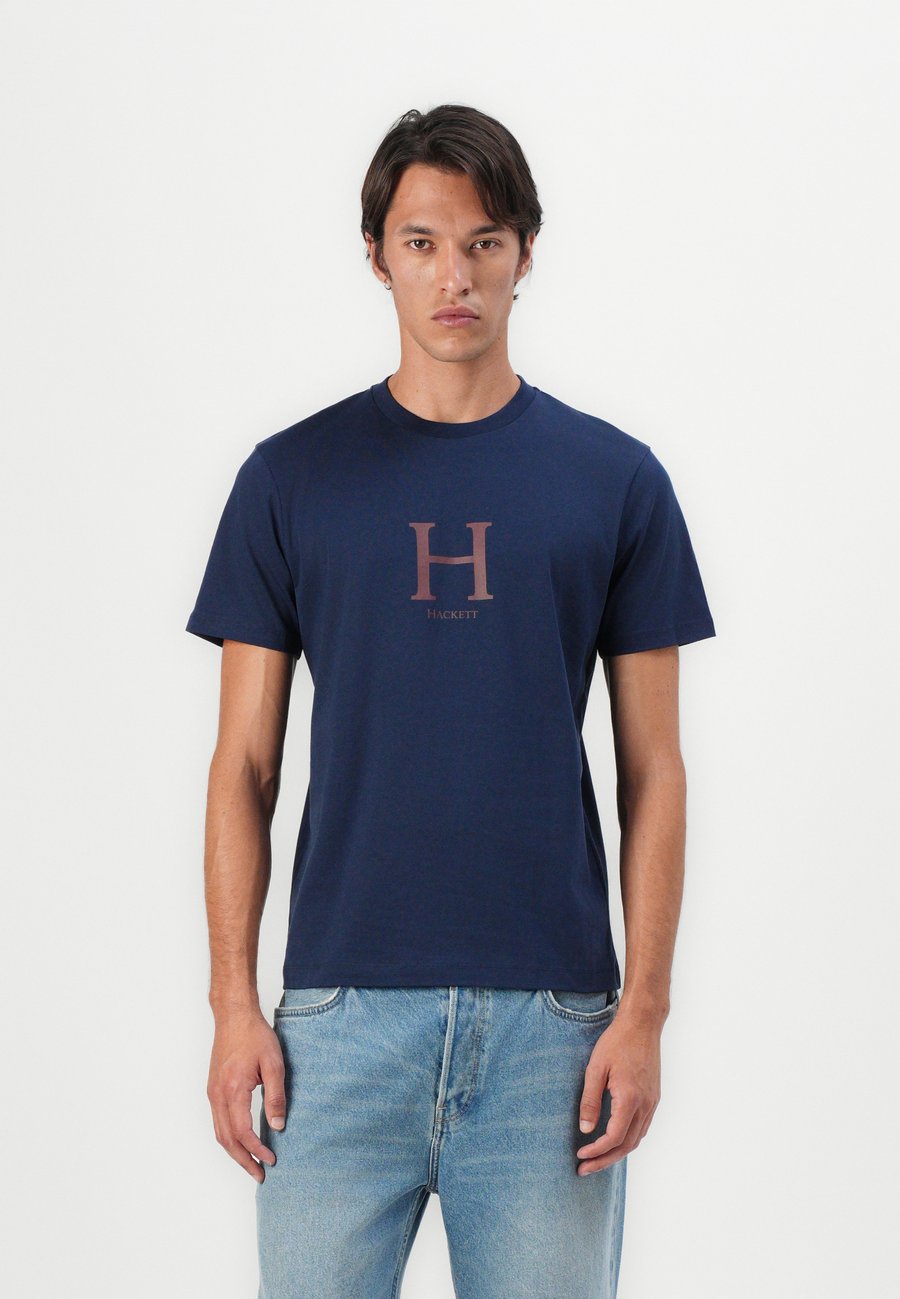 Футболка Hackett London HERITAGE TEE, Ink Blue/Dark Blue, Синий, Футболка Hackett London HERITAGE TEE, Ink Blue/Dark Blue
Футболка Hackett London HERITAGE TEE, Ink Blue/Dark Blue, Синий, Футболка Hackett London HERITAGE TEE, Ink Blue/Dark Blue