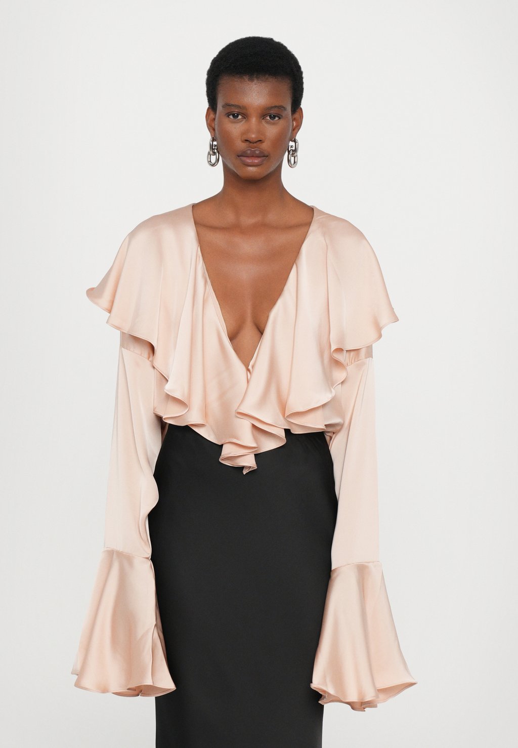 Блуза LONG SLEEVE DEEP V RUFFLE BODYSUIT Norma Kamali, цвет Baby
Блуза LONG SLEEVE DEEP V RUFFLE BODYSUIT Norma Kamali, цвет Baby