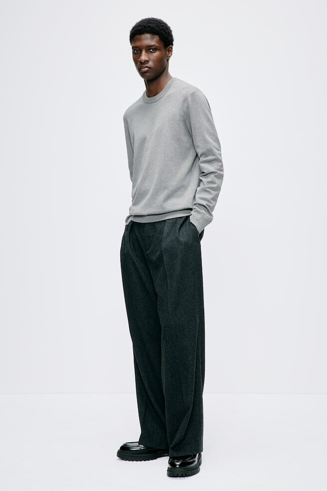 Свитер тонкой вязки приталенного кроя H&M, серый
Свитер тонкой вязки приталенного кроя H&M, серый