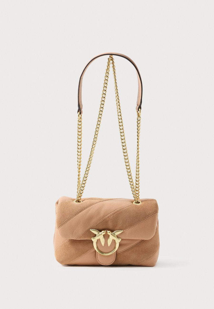 Сумка кросс-боди Pinko LOVE PUFF CLASSIC, Marrone Aragona/Antique Gold-Coloured/Light Brown
Сумка кросс-боди Pinko LOVE PUFF CLASSIC, Marrone Aragona/Antique Gold-Coloured/Light Brown