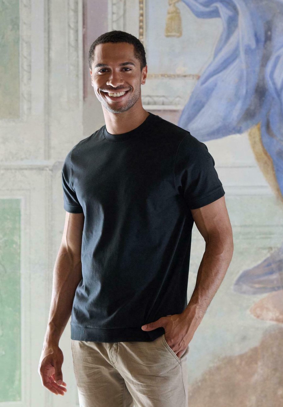 Футболка Emilio Adani AUS HOCHWERTIGEM , Schwarz/Black, Черный, Футболка Emilio Adani AUS HOCHWERTIGEM , Schwarz/Black
Футболка Emilio Adani AUS HOCHWERTIGEM , Schwarz/Black, Черный, Футболка Emilio Adani AUS HOCHWERTIGEM , Schwarz/Black