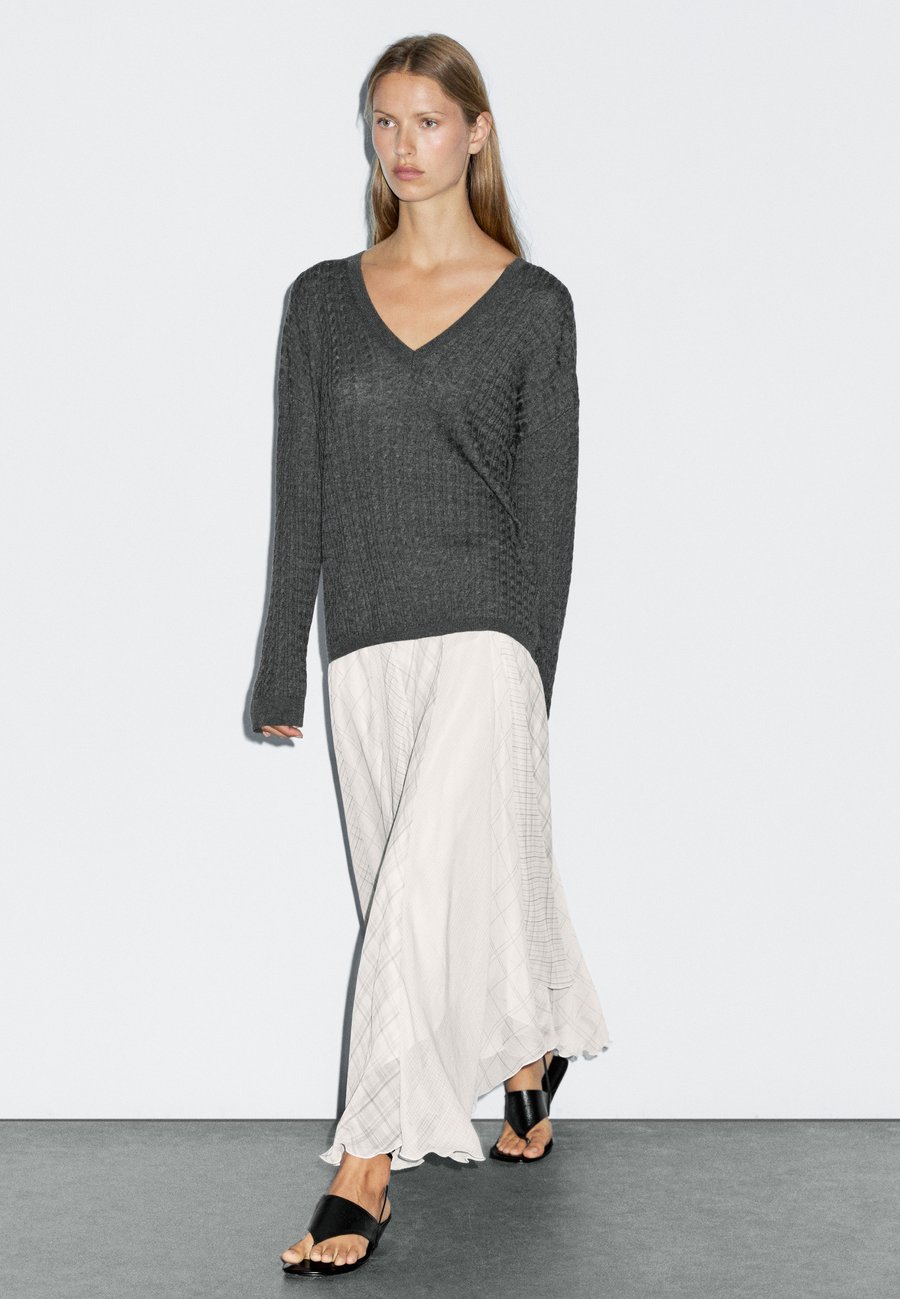 Джемпер Massimo Dutti V-NECK WITH BRAIDED DETAIL, Grey
Джемпер Massimo Dutti V-NECK WITH BRAIDED DETAIL, Grey