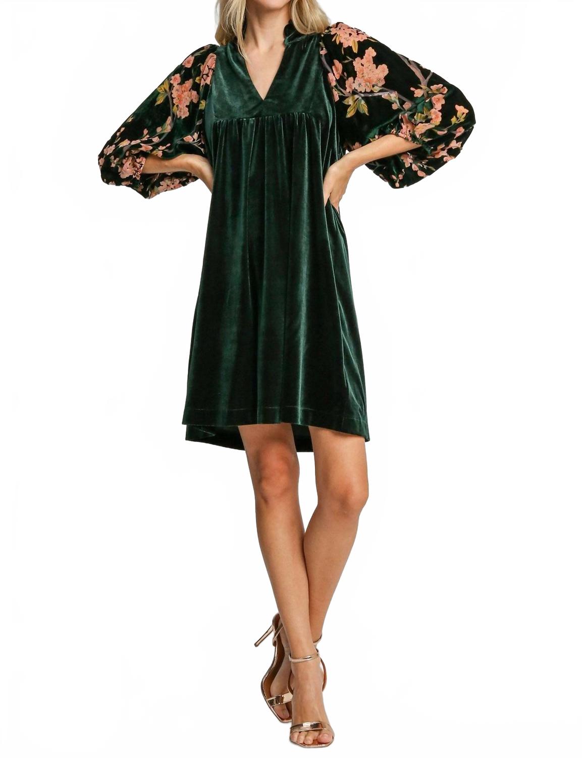 Зеленое мини-платье с V-образным вырезом и длинными рукавами Alice Umgee
Зеленое мини-платье с V-образным вырезом и длинными рукавами Alice Umgee