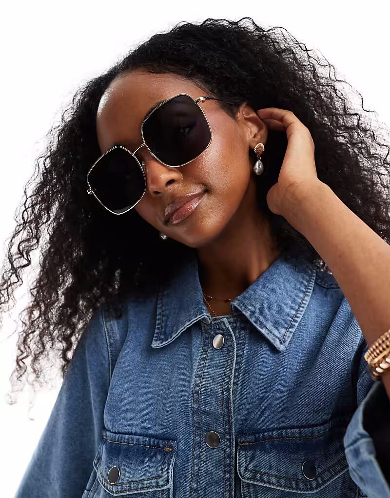 Солнцезащитные очки Pieces в квадратной оправе из металла с черными линзами, тонированными в золото
Солнцезащитные очки Pieces в квадратной оправе из металла с черными линзами, тонированными в золото