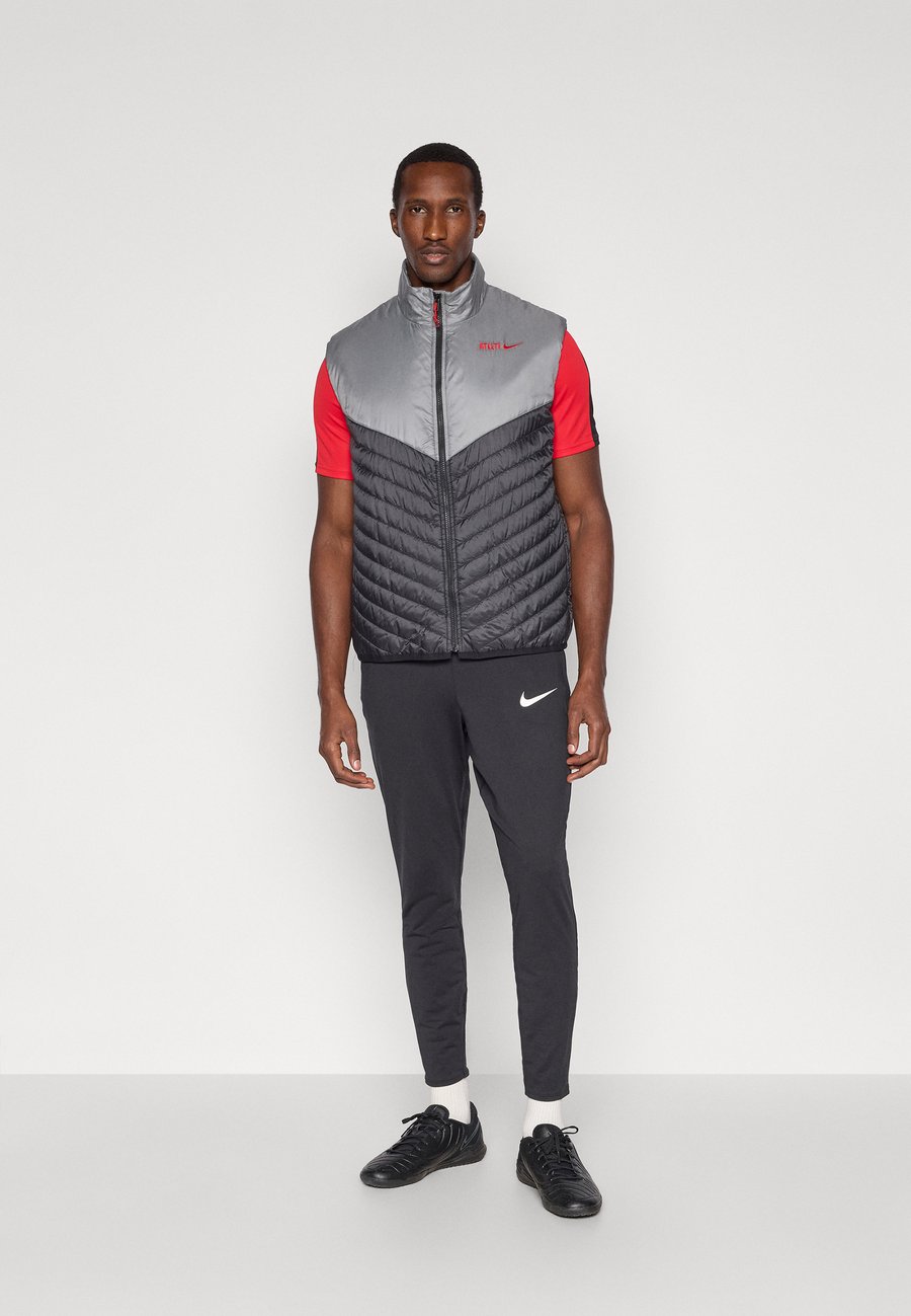 Куртка Nike Performance VEST , Black/Smoke Grey/Red/Black
Куртка Nike Performance VEST , Black/Smoke Grey/Red/Black