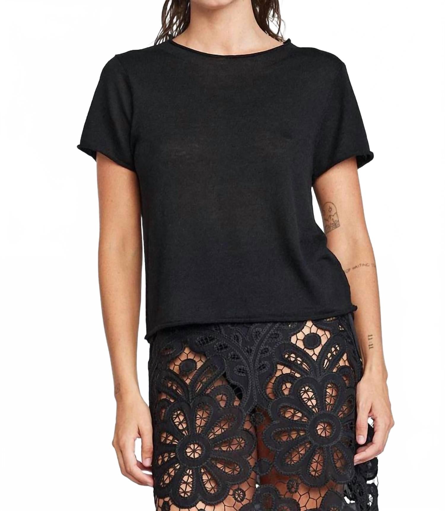 Свитер-футболка Celine в черном цвете Self Contrast
Свитер-футболка Celine в черном цвете Self Contrast