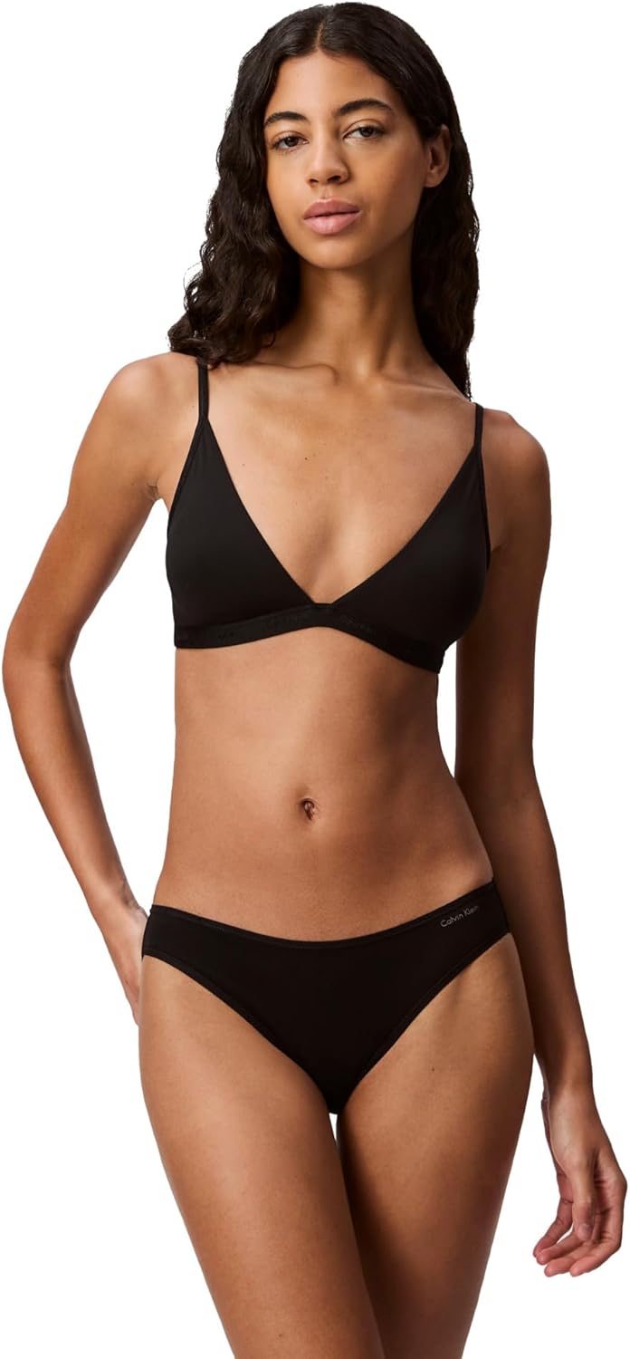 Женский бюстгальтер-бралетт Calvin Klein Form to Body с легкой подкладкой и треугольными чашечками, Black
Женский бюстгальтер-бралетт Calvin Klein Form to Body с легкой подкладкой и треугольными чашечками, Black