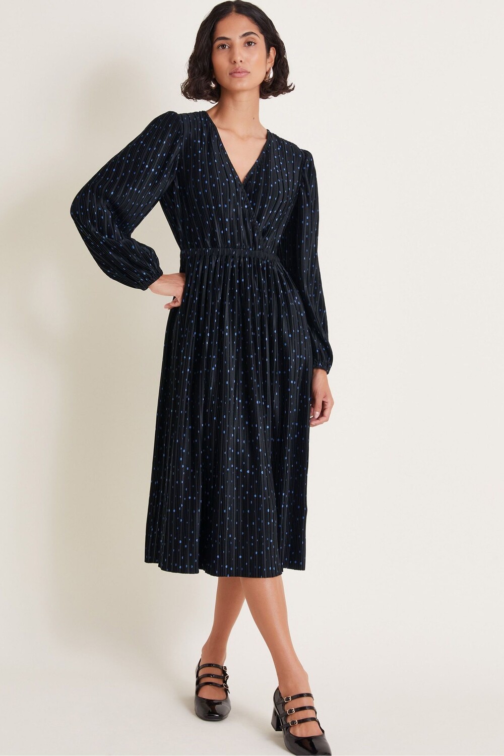 Платье миди Shiloh с плиссировкой в горошек Monsoon, черный
Платье миди Shiloh с плиссировкой в горошек Monsoon, черный