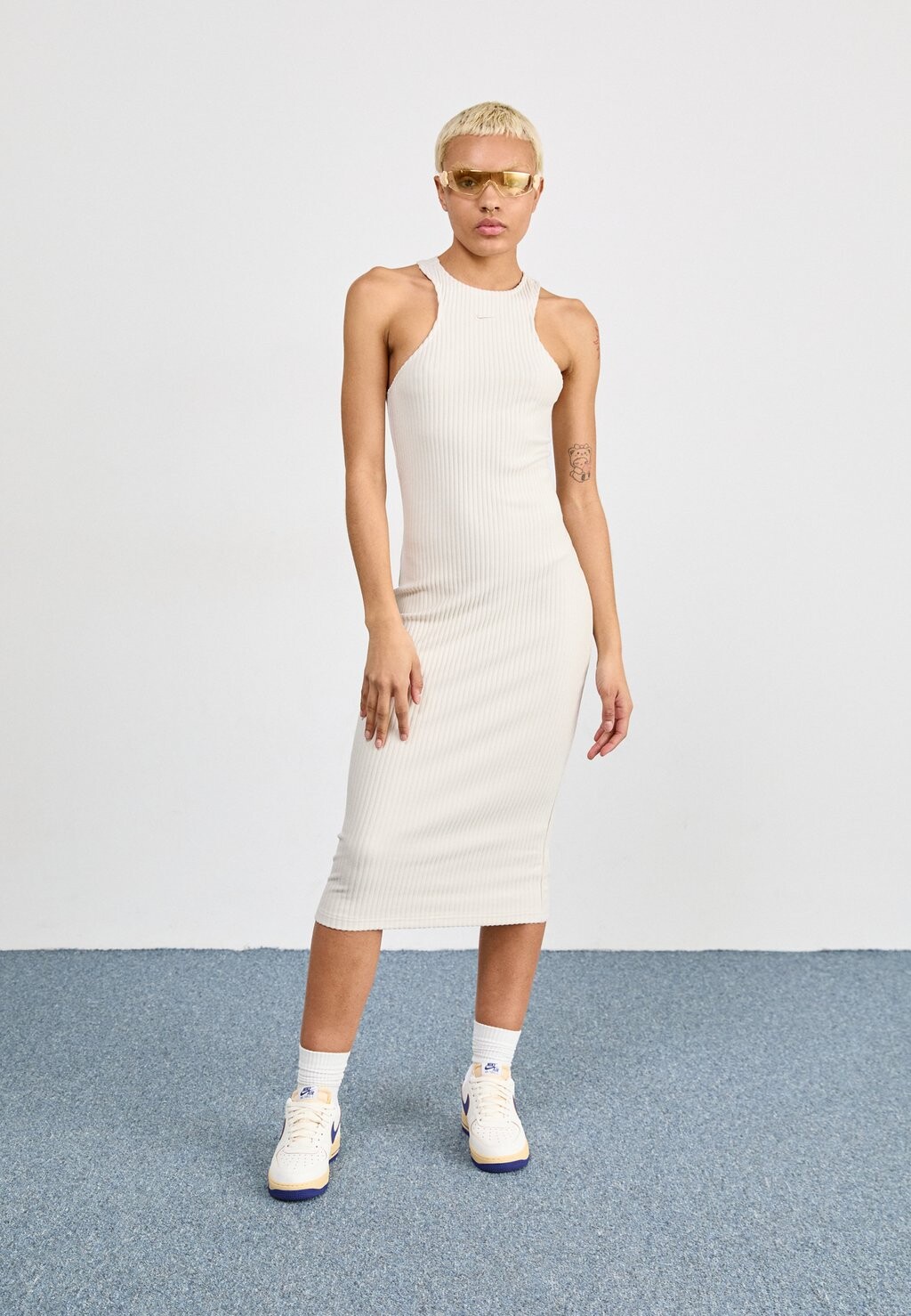 Платье-футляр MIDI Nike, белый
Платье-футляр MIDI Nike, белый