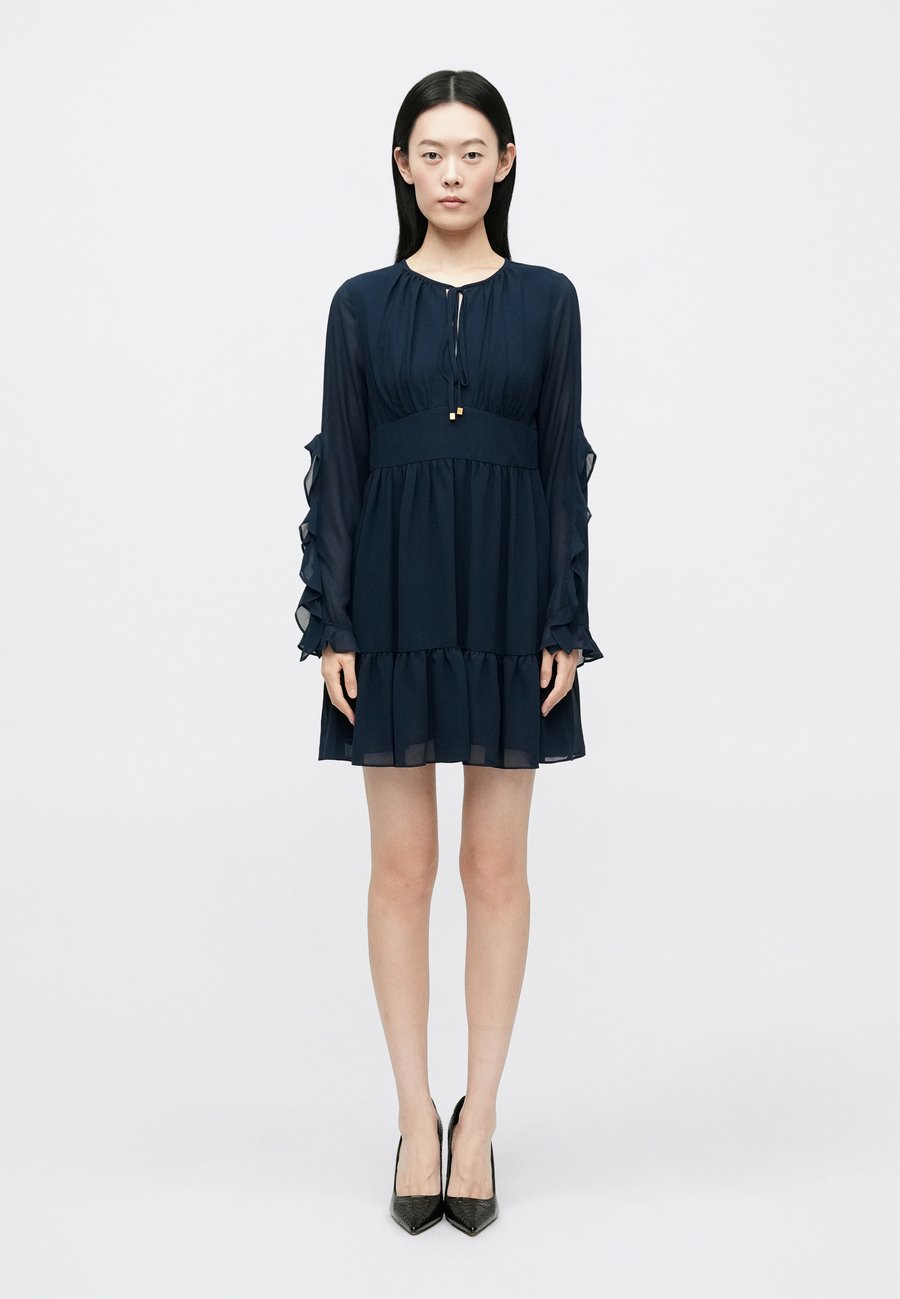 Платье MICHAEL Michael Kors RUFFLE DRESS, Midnight Blue/Dark Blue
Платье MICHAEL Michael Kors RUFFLE DRESS, Midnight Blue/Dark Blue
