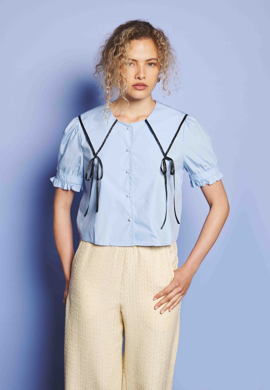 Блуза Sister Jane GLASSY BOWED COLLAR, Blue
Блуза Sister Jane GLASSY BOWED COLLAR, Blue