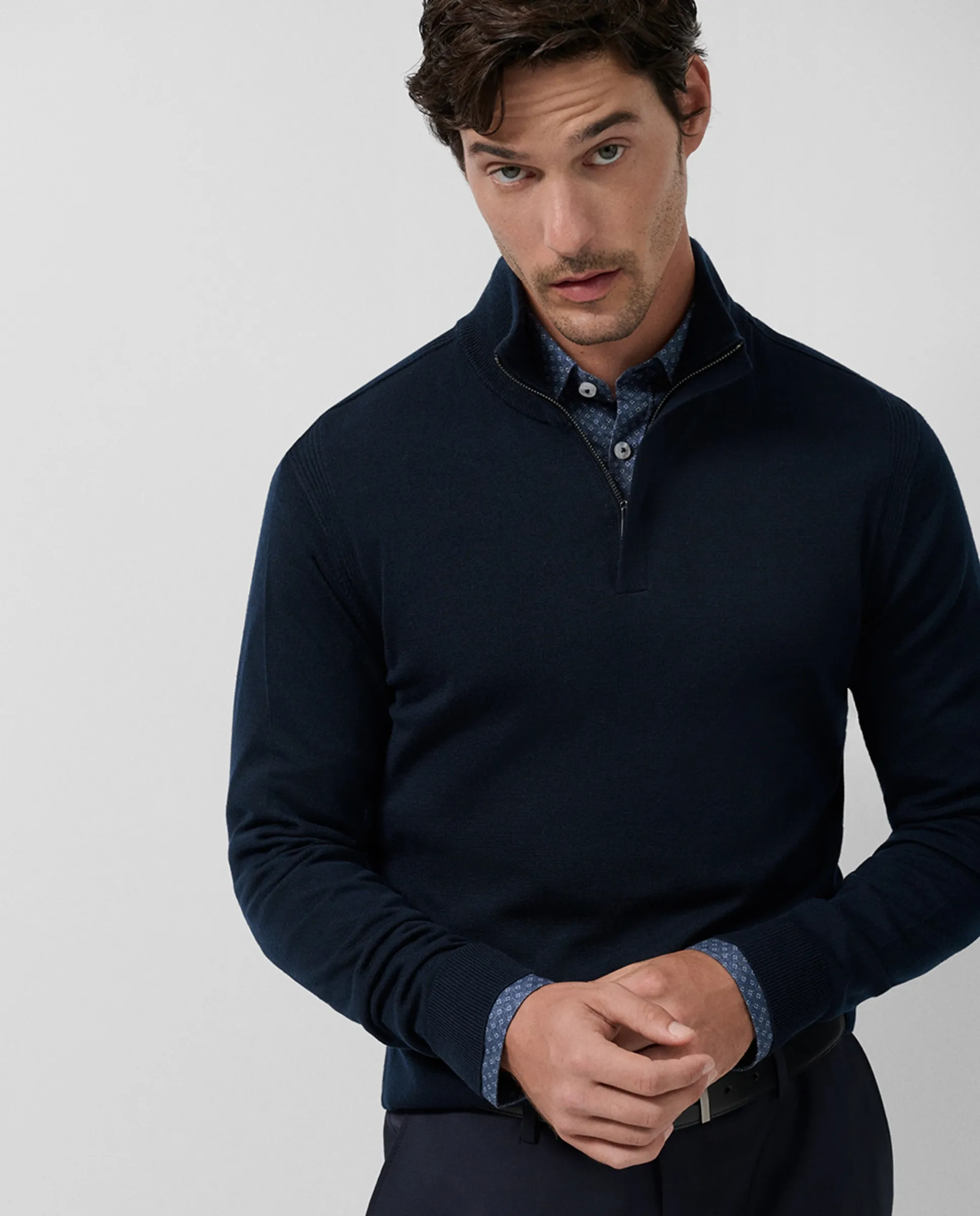 Мужская шерстяная толстовка с молнией на воротнике Roberto Verino, темно-синий
Мужская шерстяная толстовка с молнией на воротнике Roberto Verino, темно-синий