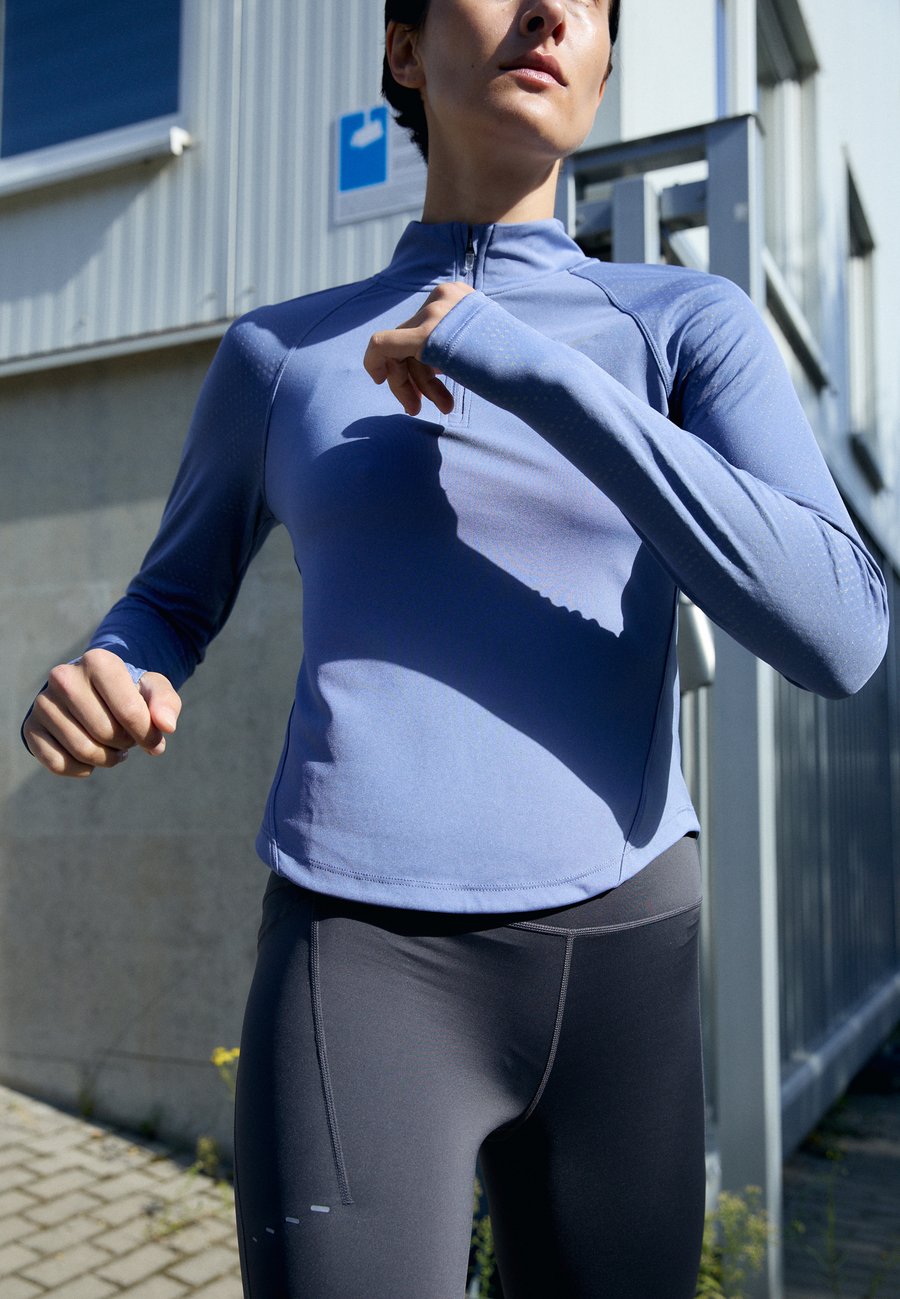 Топ Nike Performance TEMPO, World Indigo/Reflective Silver/Blue
Топ Nike Performance TEMPO, World Indigo/Reflective Silver/Blue