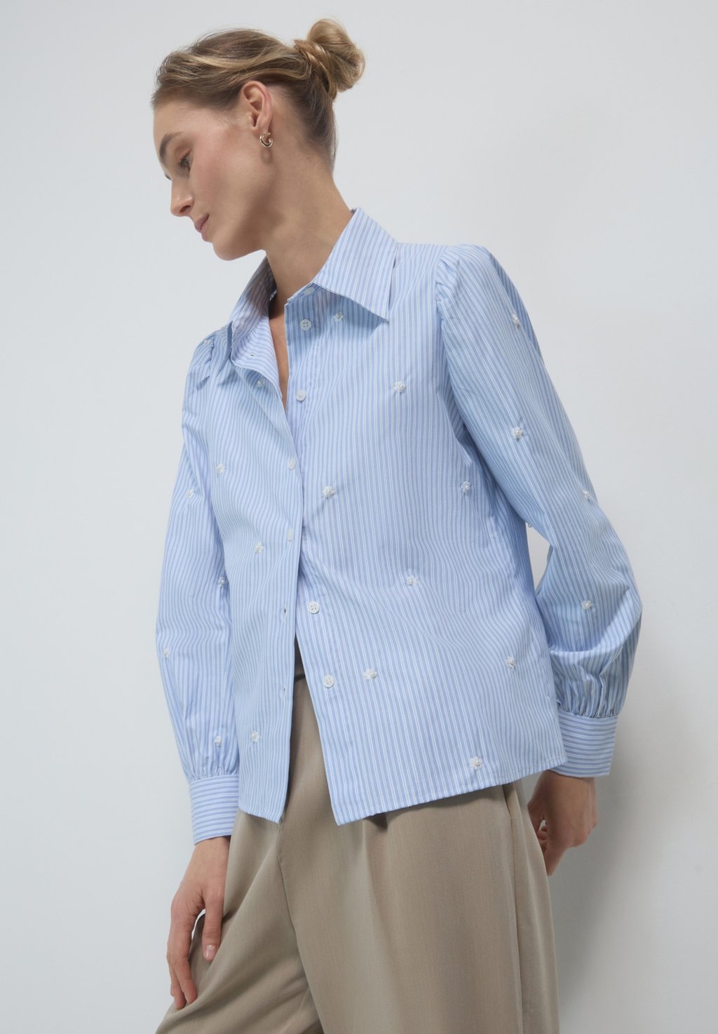 Блузка на пуговицах RICAMI PERLE Calliope, светло-голубой
Блузка на пуговицах RICAMI PERLE Calliope, светло-голубой