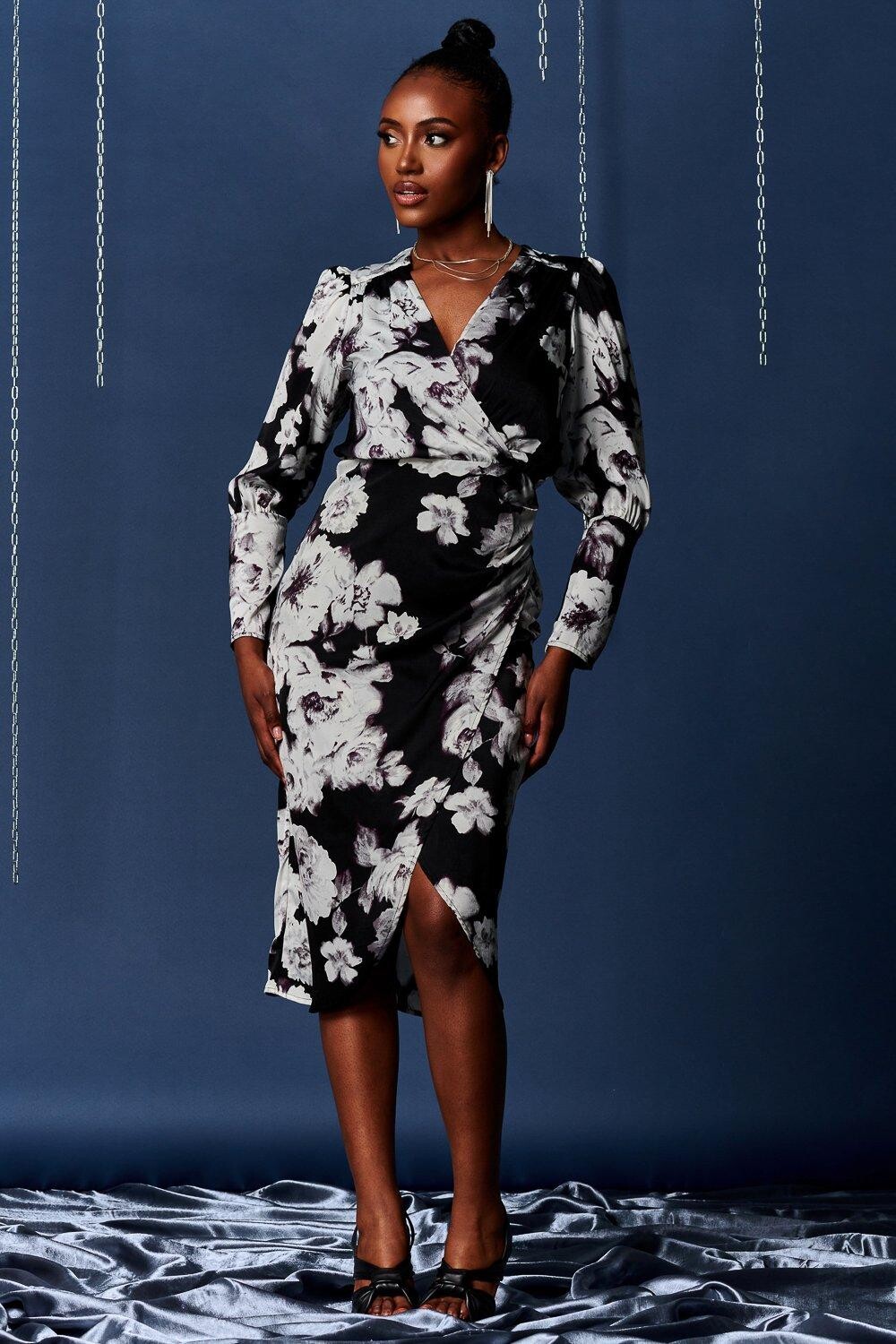 Атласное облегающее платье с принтом и запахом Jolie Moi, черный
Атласное облегающее платье с принтом и запахом Jolie Moi, черный