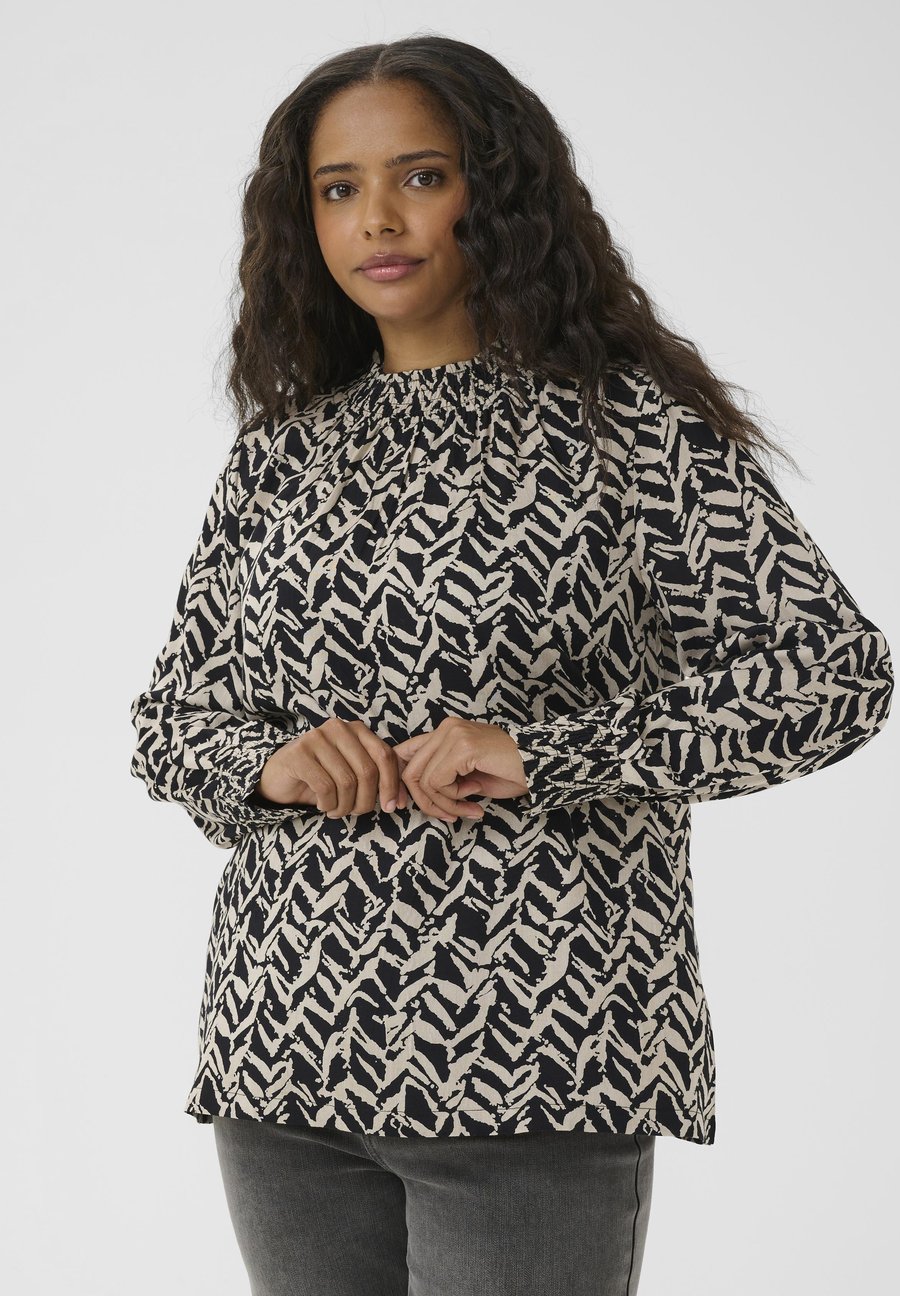 Блуза Kaffe Curve DENA , Black Feather Grey Lines/Black
Блуза Kaffe Curve DENA , Black Feather Grey Lines/Black