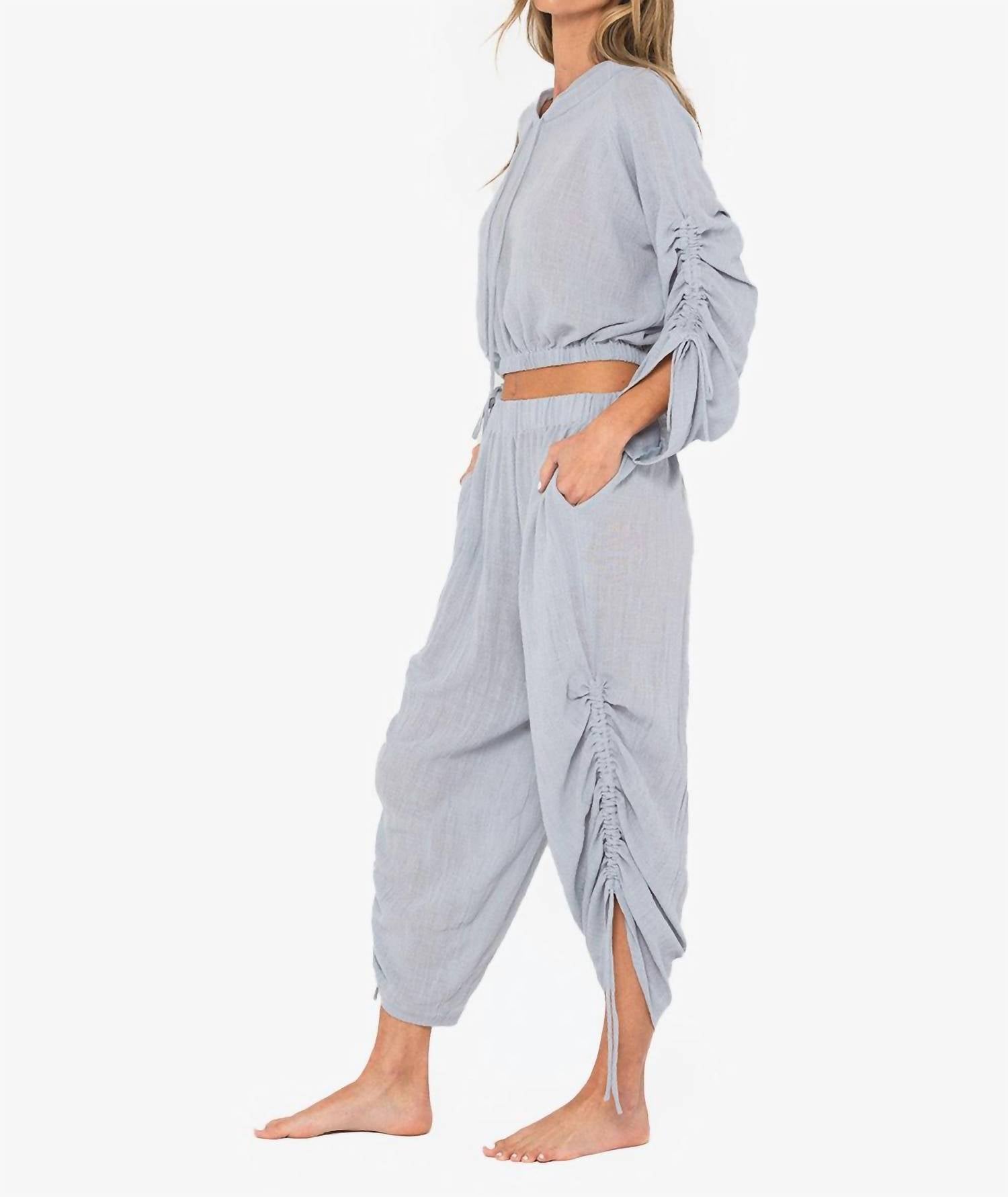 Брюки Grayson Lounger в пыльно-голубом цвете JBQ
Брюки Grayson Lounger в пыльно-голубом цвете JBQ