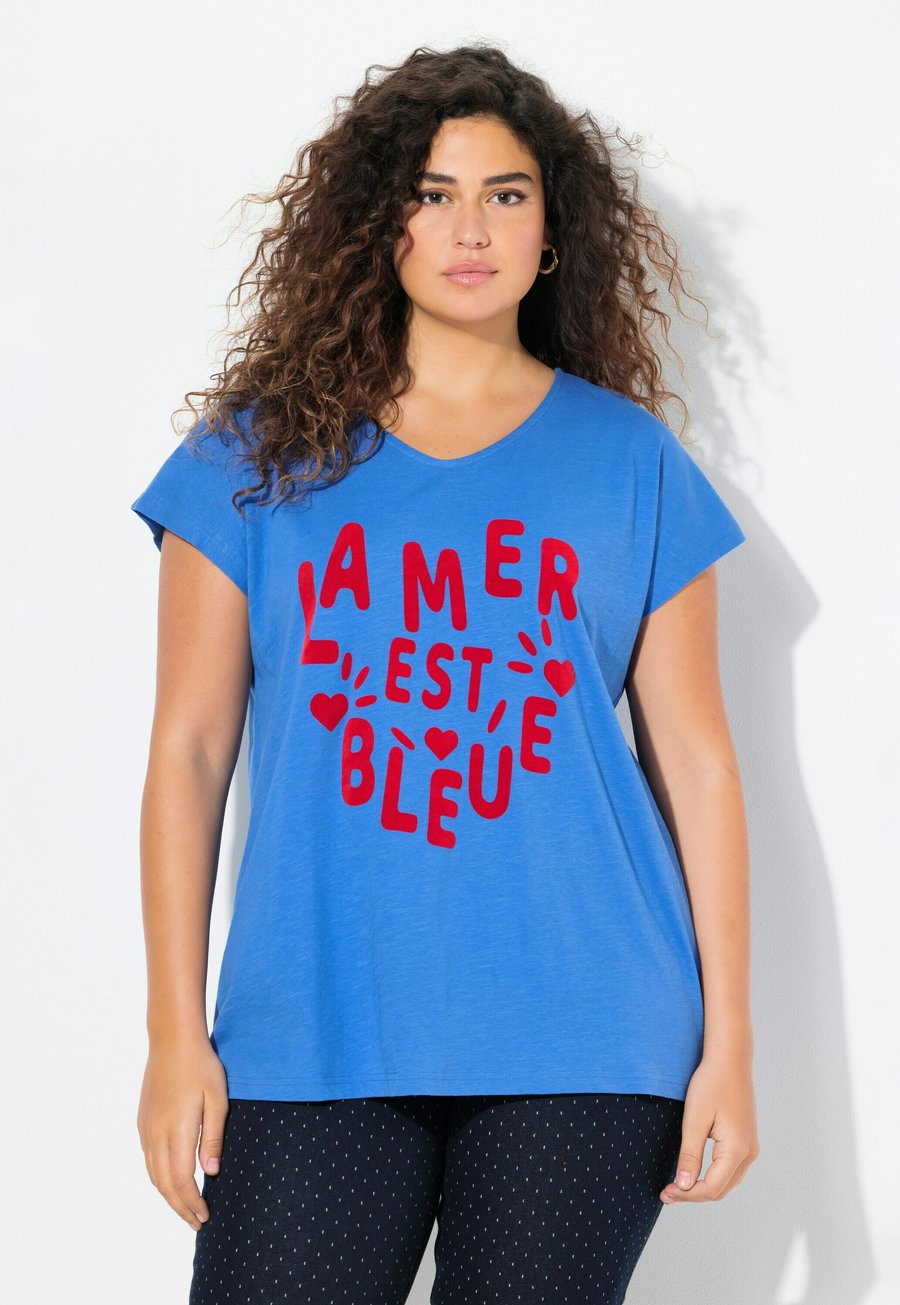 Футболка Ulla Popken LA MER CAP SLEEVE V NECK GRAPHIC, Peacock Blue/Dark Purple, Синий, Футболка Ulla Popken LA MER CAP SLEEVE V NECK GRAPHIC, Peacock Blue/Dark Purple
Футболка Ulla Popken LA MER CAP SLEEVE V NECK GRAPHIC, Peacock Blue/Dark Purple, Синий, Футболка Ulla Popken LA MER CAP SLEEVE V NECK GRAPHIC, Peacock Blue/Dark Purple