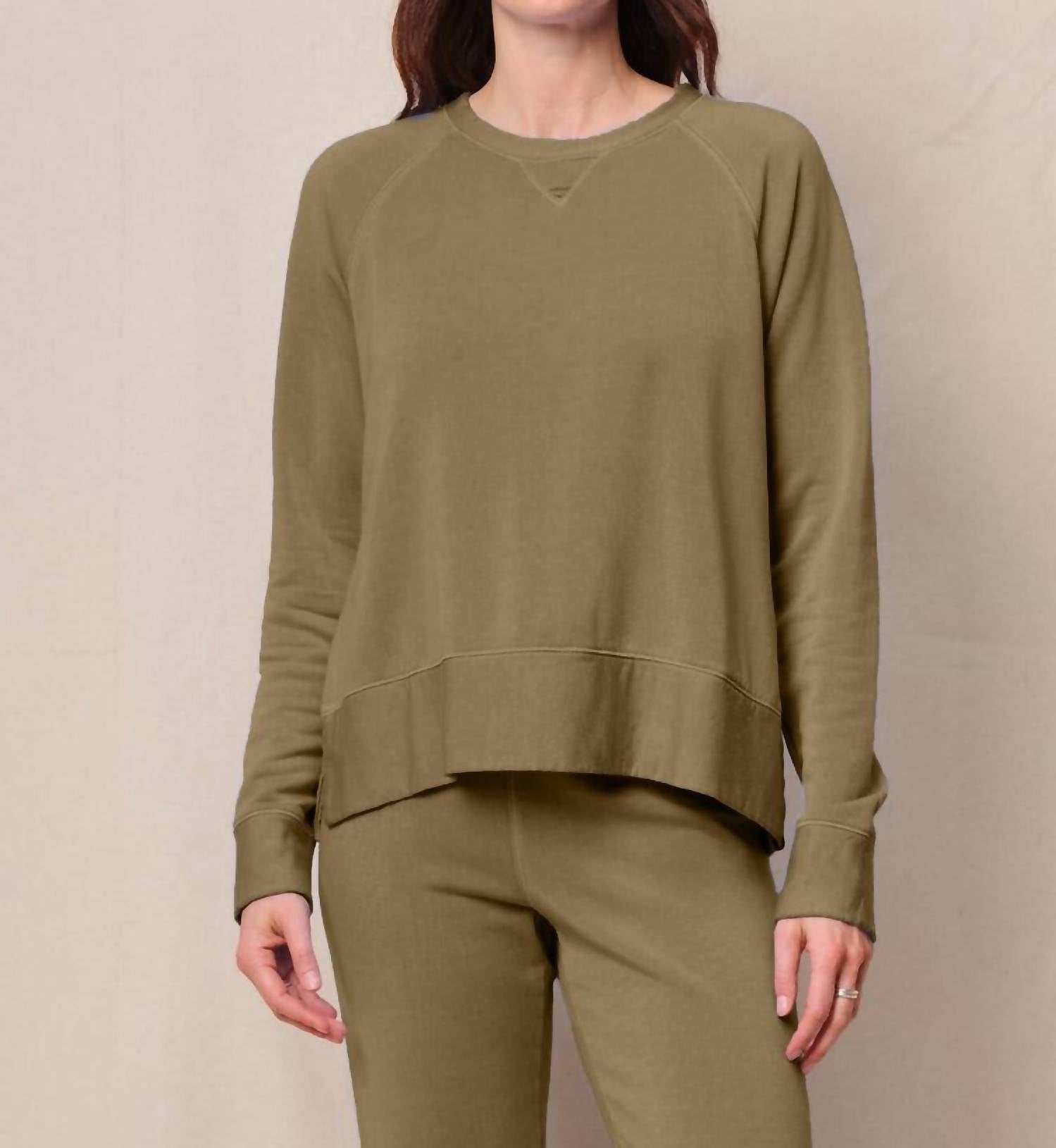 Женский свитшот с регланными рукавами и боковыми разрезами в цвете бай лиф Stateside, Bay Leaf
Женский свитшот с регланными рукавами и боковыми разрезами в цвете бай лиф Stateside, Bay Leaf