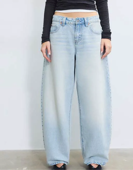 Джинсы бочкообразного кроя Stradivarius D80 из перекрашенного синего денима
Джинсы бочкообразного кроя Stradivarius D80 из перекрашенного синего денима