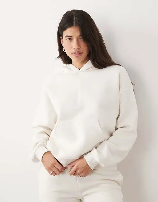Белоснежное худи свободного кроя Gina Tricot
Белоснежное худи свободного кроя Gina Tricot