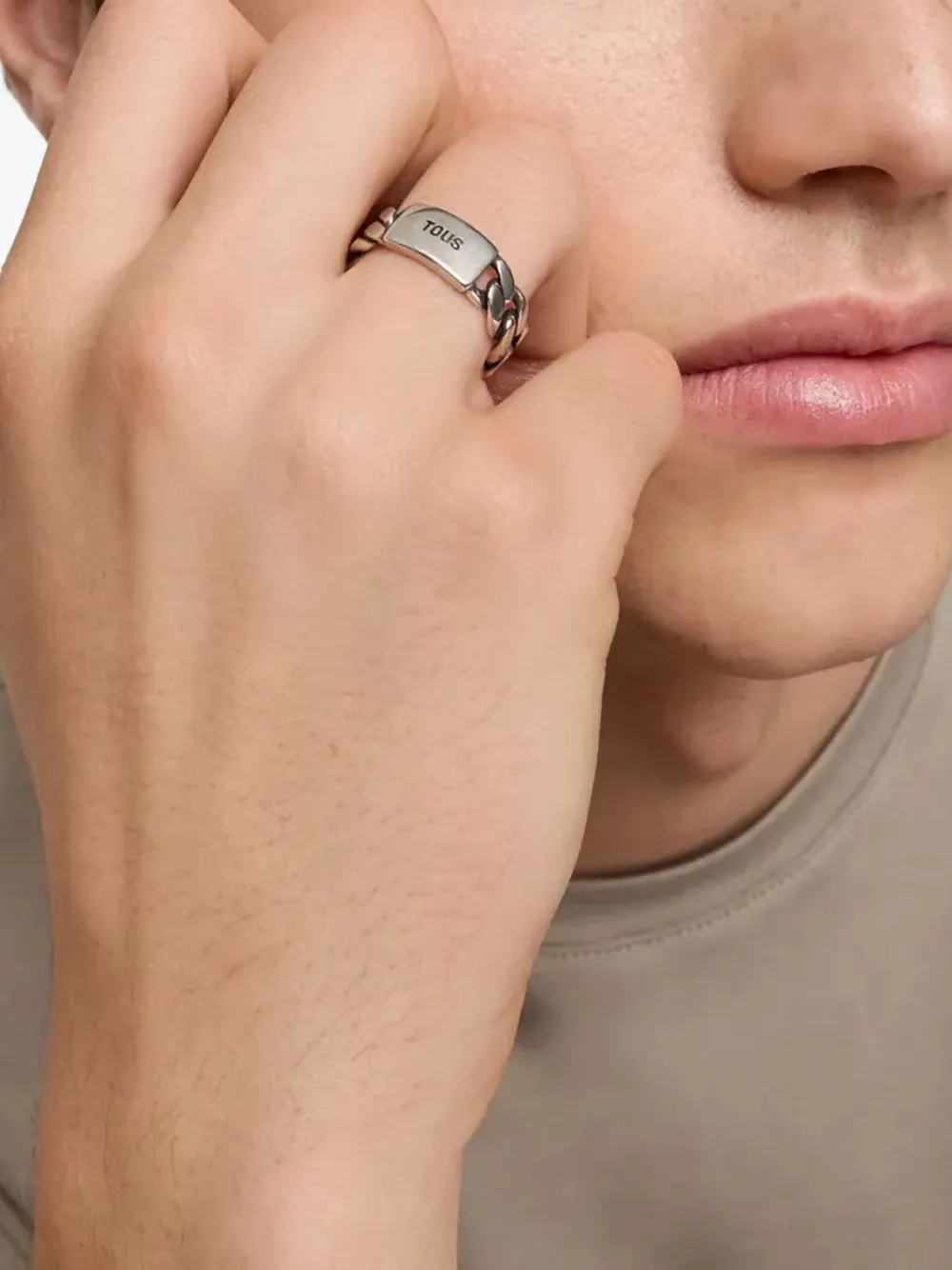 Цепочное кольцо с гравировкой логотипа Tous, серебристый
Цепочное кольцо с гравировкой логотипа Tous, серебристый