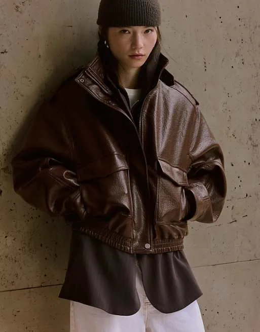 Коричневая куртка с воротником-воронкой Bershka с эффектом кожи
Коричневая куртка с воротником-воронкой Bershka с эффектом кожи