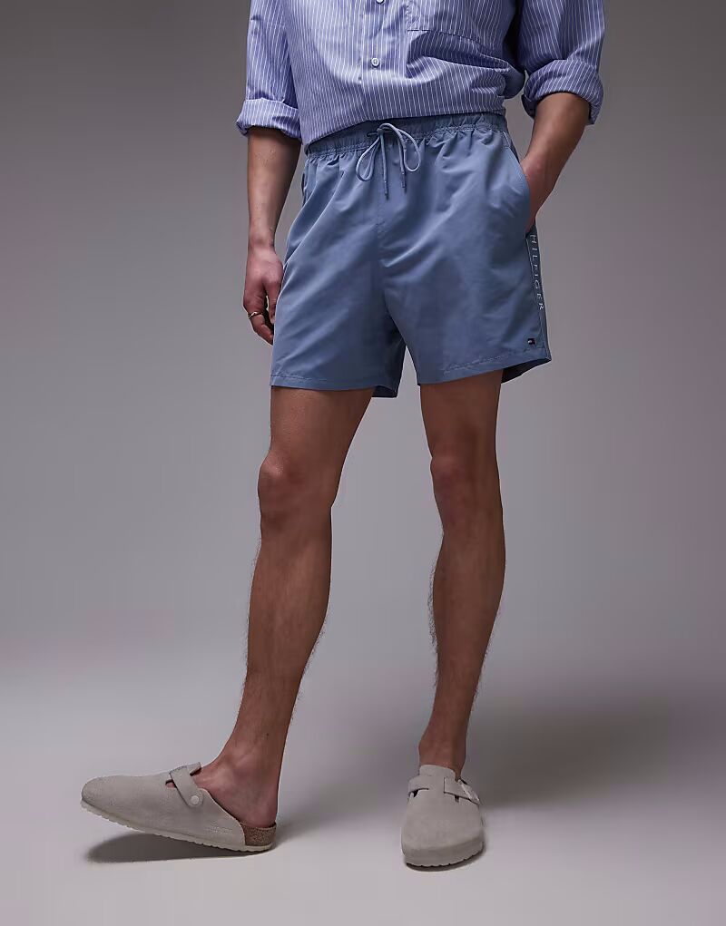 Шорты для плавания Tommy Hilfiger с завязками и флагом синего цвета
Шорты для плавания Tommy Hilfiger с завязками и флагом синего цвета