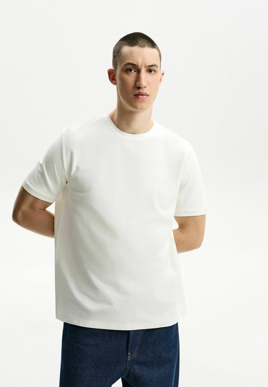 Футболка Bershka TEXTURED SHORT SLEEVE, White
Футболка Bershka TEXTURED SHORT SLEEVE, White