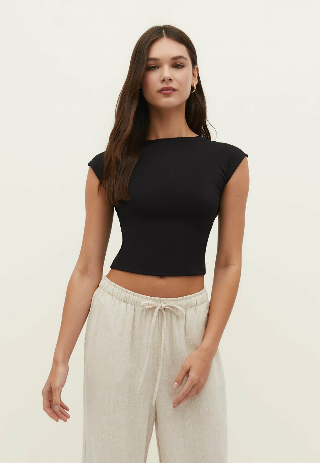 Базовая футболка Stradivarius, черный
Базовая футболка Stradivarius, черный