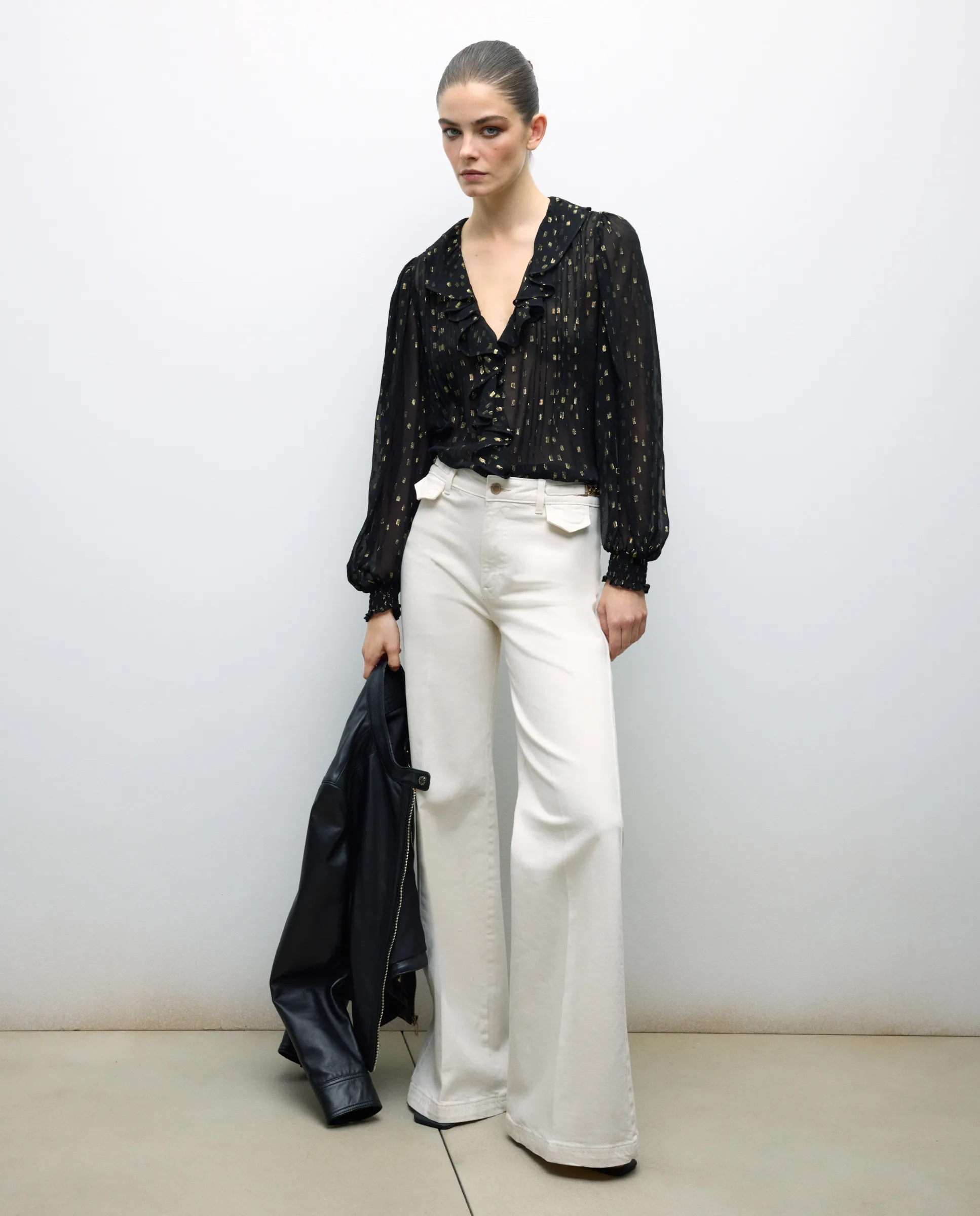 Женская блузка из ткани добби с длинными рукавами и мысиком Tintoretto, черный
Женская блузка из ткани добби с длинными рукавами и мысиком Tintoretto, черный