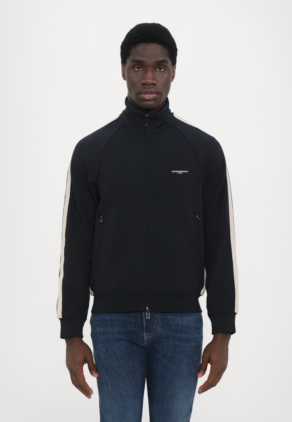 Толстовка на молнии Emporio Armani, темно-синий
Толстовка на молнии Emporio Armani, темно-синий