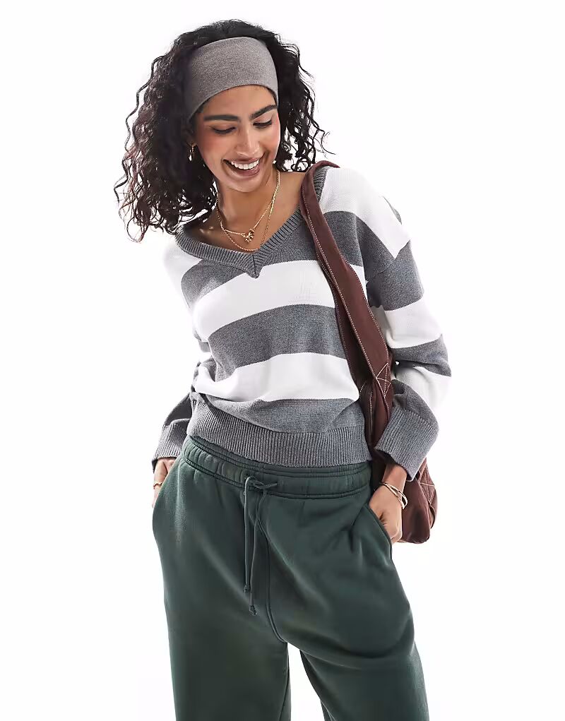 Джемпер Cotton On в стиле преппи с V-образным вырезом в серо-белую полоску
Джемпер Cotton On в стиле преппи с V-образным вырезом в серо-белую полоску