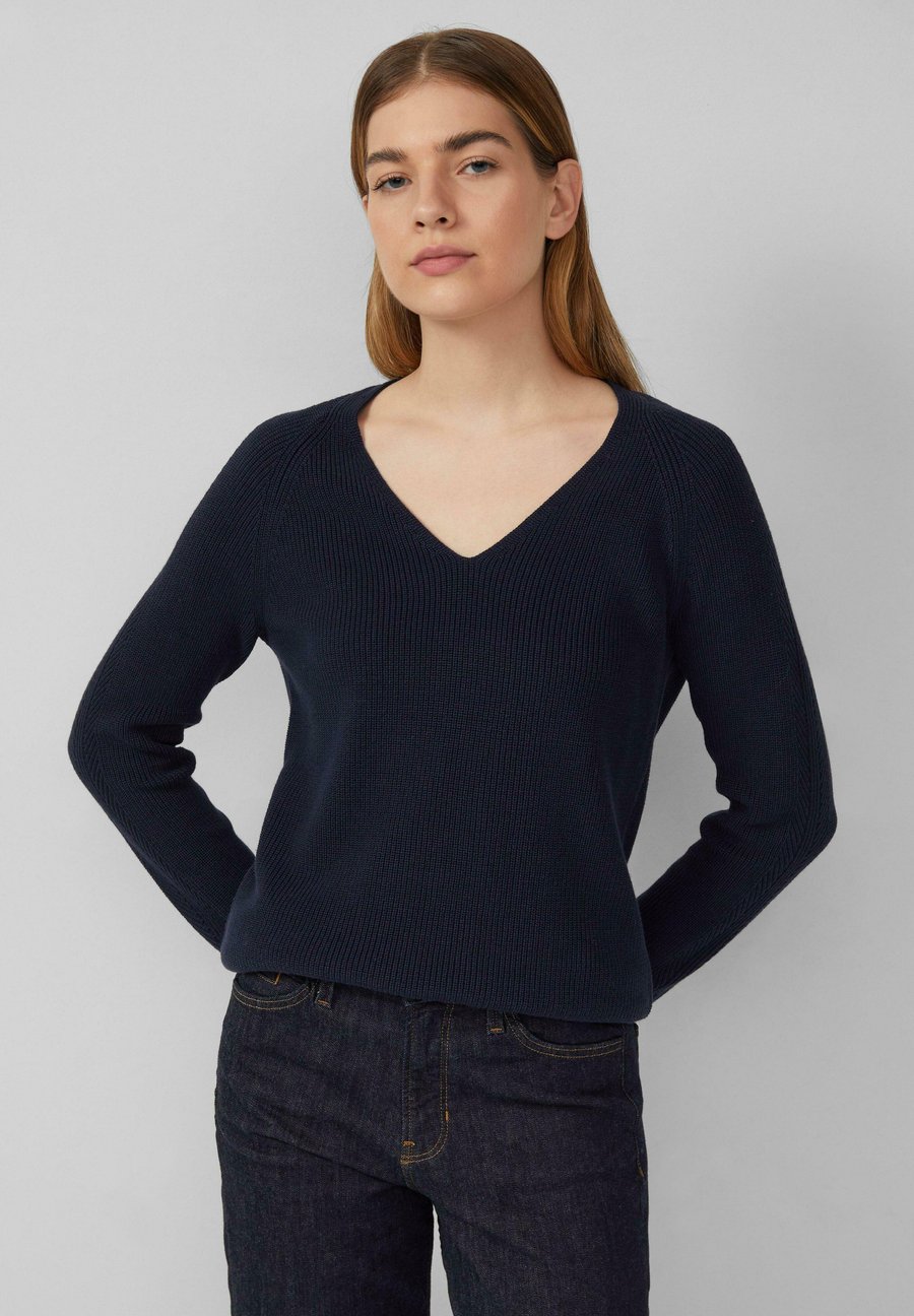 Джемпер s.Oliver AUS MIT V-AUSSCHNITT, Navy/Dark Blue
Джемпер s.Oliver AUS MIT V-AUSSCHNITT, Navy/Dark Blue