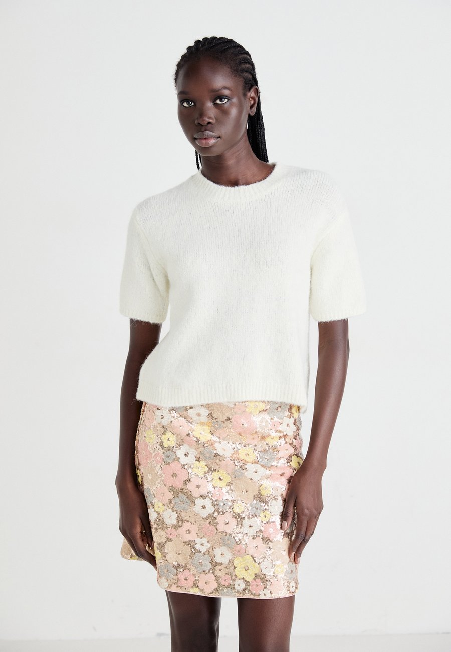 Футболка Gina Tricot Basic T-shirt, Offwhite/Off-White, Белый, Футболка Gina Tricot Basic T-shirt, Offwhite/Off-White
Футболка Gina Tricot Basic T-shirt, Offwhite/Off-White, Белый, Футболка Gina Tricot Basic T-shirt, Offwhite/Off-White