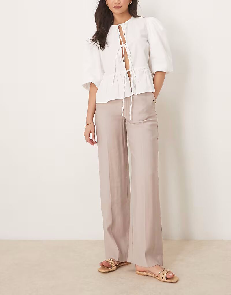 Свободные брюки Abercrombie & Fitch с высокой талией бежевого цвета
Свободные брюки Abercrombie & Fitch с высокой талией бежевого цвета