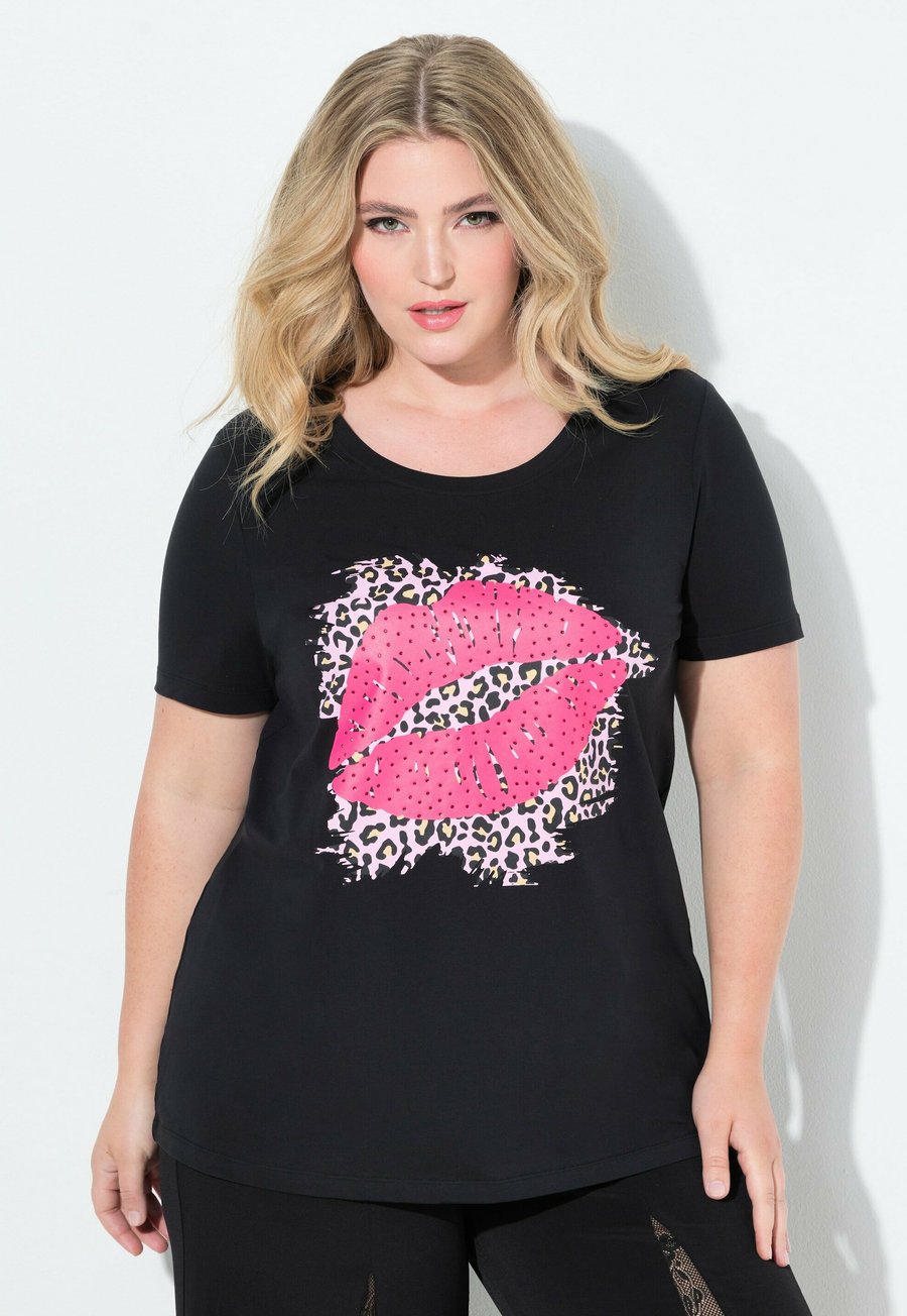 Футболка MIAMODA BEQUEME PASSFORM, GLITZERSTEINCHEN, KUSSMUND, Black, Черный, Футболка MIAMODA BEQUEME PASSFORM, GLITZERSTEINCHEN, KUSSMUND, Black
Футболка MIAMODA BEQUEME PASSFORM, GLITZERSTEINCHEN, KUSSMUND, Black, Черный, Футболка MIAMODA BEQUEME PASSFORM, GLITZERSTEINCHEN, KUSSMUND, Black