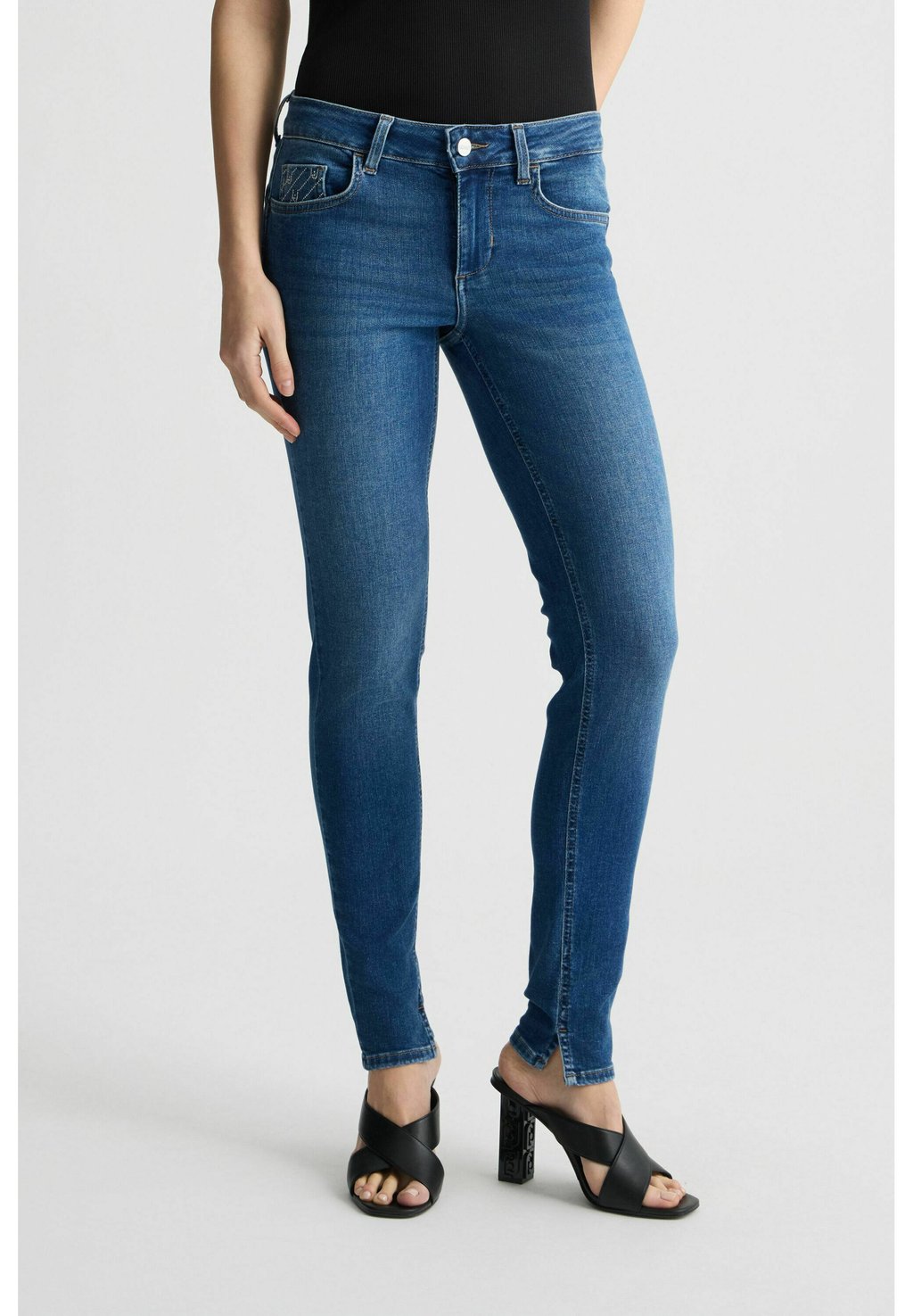 Джинсы облегающего кроя FABULOUS LIU JO, цвет Blue Denim
Джинсы облегающего кроя FABULOUS LIU JO, цвет Blue Denim