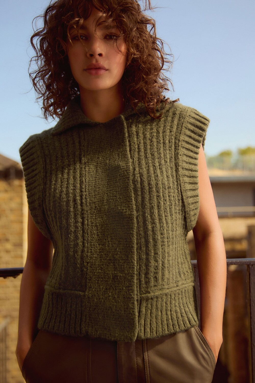 Трикотажный жилет без рукавов с воротником на пуговицах Next, зеленый
Трикотажный жилет без рукавов с воротником на пуговицах Next, зеленый