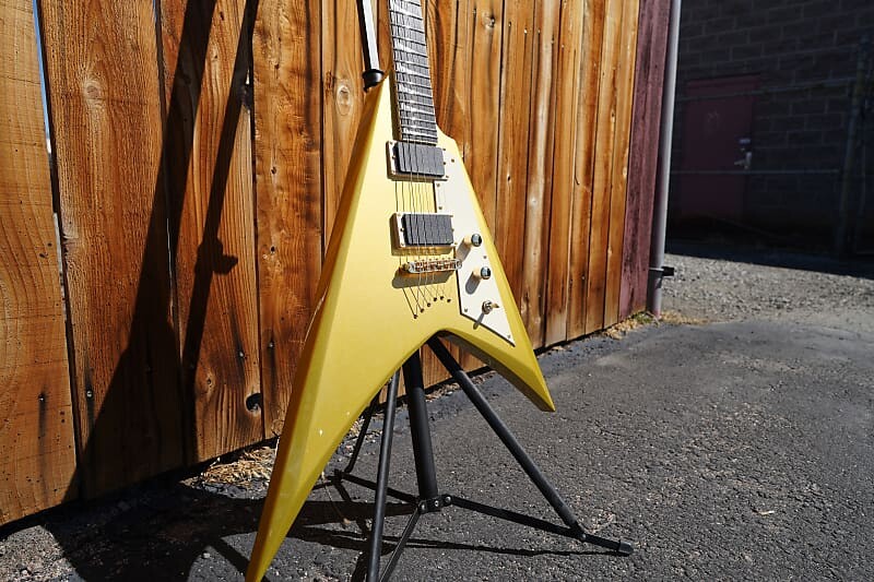 Электрогитара ESP LTD SIGNATURE SERIES Kirk Hammett KH-V - Metallic Gold 6-String Electric Guitar w/ Case
Электрогитара ESP LTD SIGNATURE SERIES Kirk Hammett KH-V - Metallic Gold 6-String Electric Guitar w/ Case