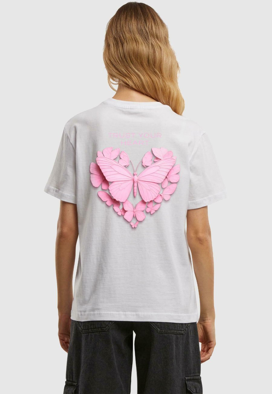 Футболка Mister Tee TRUST YOUR HEART TEE, White, Белый, Футболка Mister Tee TRUST YOUR HEART TEE, White
Футболка Mister Tee TRUST YOUR HEART TEE, White, Белый, Футболка Mister Tee TRUST YOUR HEART TEE, White
