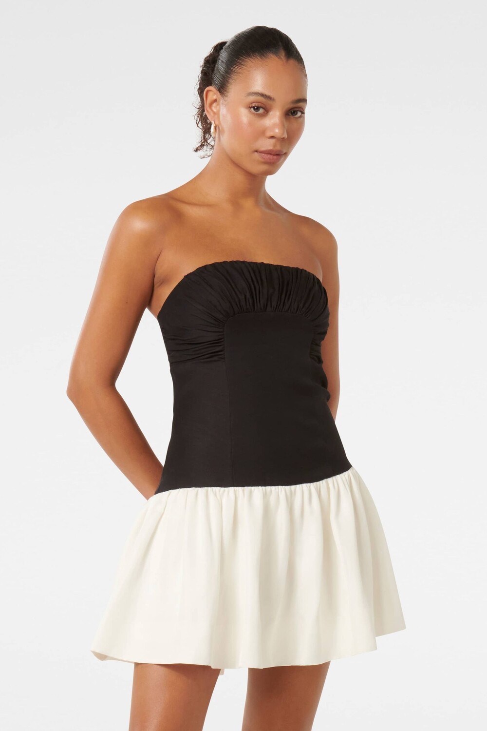 Контрастное платье без бретелек mini carla с оттенком льна Forever New, черный
Контрастное платье без бретелек mini carla с оттенком льна Forever New, черный