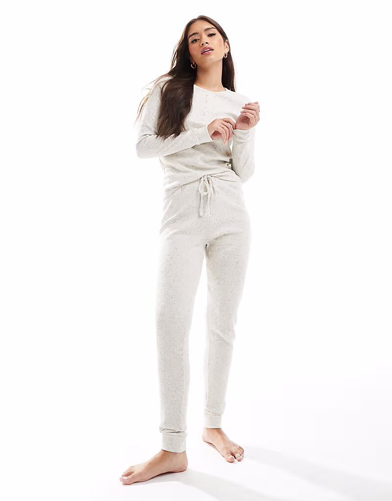 Комплект из топа-херли и леггинсов в крапчатую вафельную клетку от ASOS DESIGN кремового цвета
Комплект из топа-херли и леггинсов в крапчатую вафельную клетку от ASOS DESIGN кремового цвета