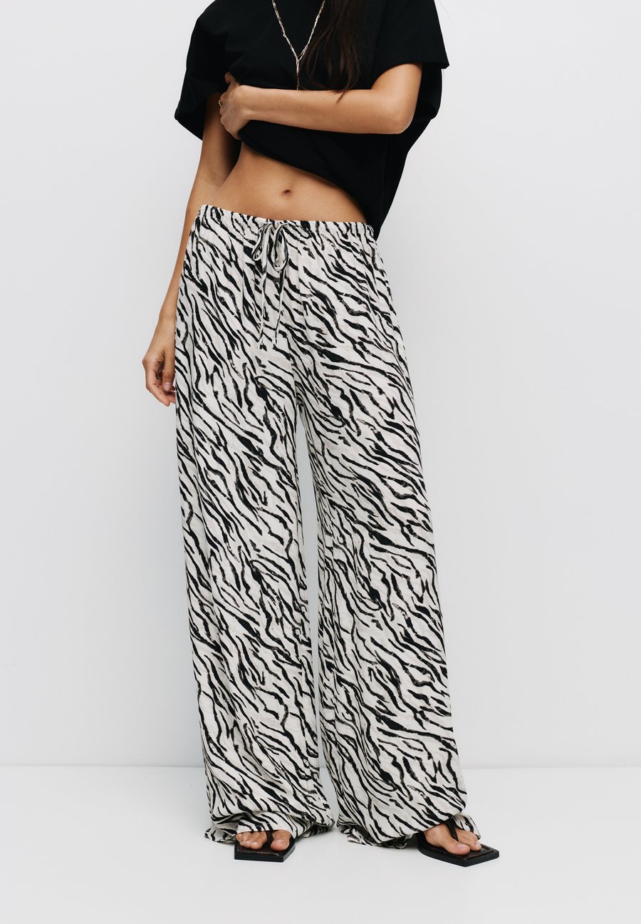 Брюки PULL&BEAR Trousers, White
Брюки PULL&BEAR Trousers, White