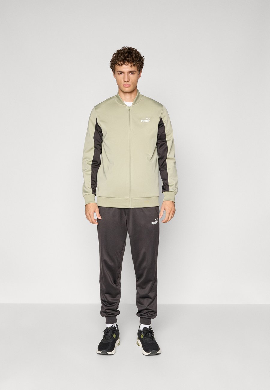 Спортивный костюм Puma BASEBALL SUIT SET, Lux Army/Olive
Спортивный костюм Puma BASEBALL SUIT SET, Lux Army/Olive