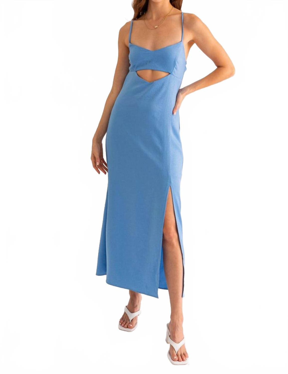 Светло-голубое сатиновое вечернее макси-платье LE LIS
Светло-голубое сатиновое вечернее макси-платье LE LIS