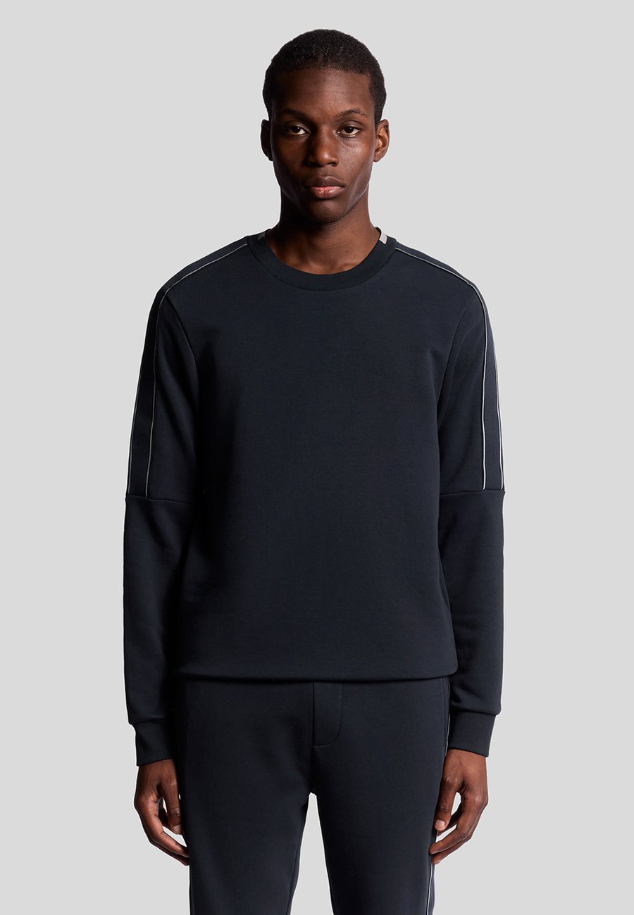 Толстовка Lyle & Scott MID LAYERS TAPE CREW NECK, Z Dark Navy/Blue
Толстовка Lyle & Scott MID LAYERS TAPE CREW NECK, Z Dark Navy/Blue