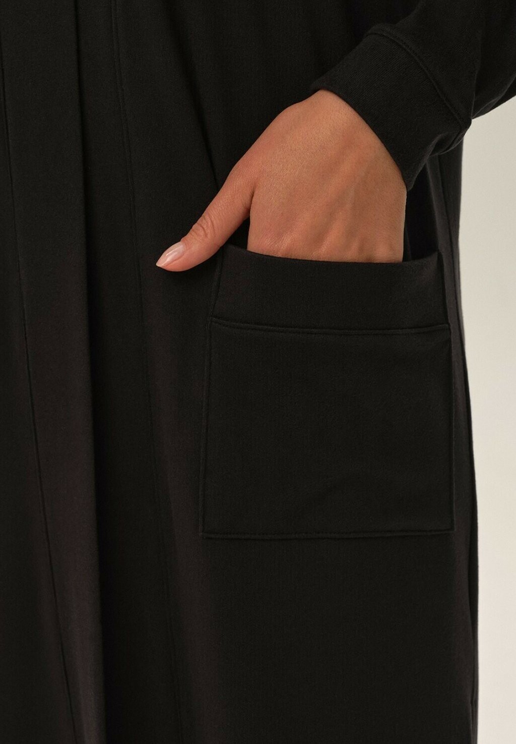 Халат JOYLAND ESOTIQ, черный
Халат JOYLAND ESOTIQ, черный