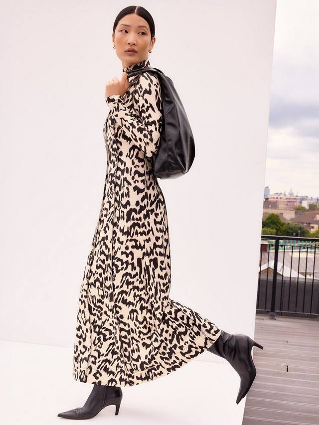 Платье макси с высоким воротником и леопардовым принтом Ro&Zo, Black
Платье макси с высоким воротником и леопардовым принтом Ro&Zo, Black